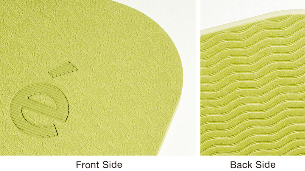 ヨガマットの表側は小さな柄で裏側は大きめの波柄になっている
